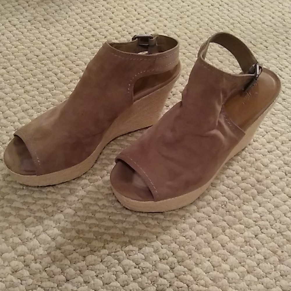 Tan universal thread wedges